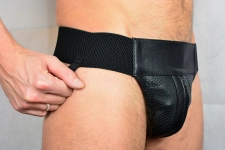 JOCKSTRAP IEM EN CUIR MICROPERFORÉ AVEC ZIP – NOIR