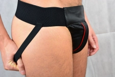 JOCKSTRAP IEM EN CUIR MICROPERFORÉ AVEC ZIP – ROUGE