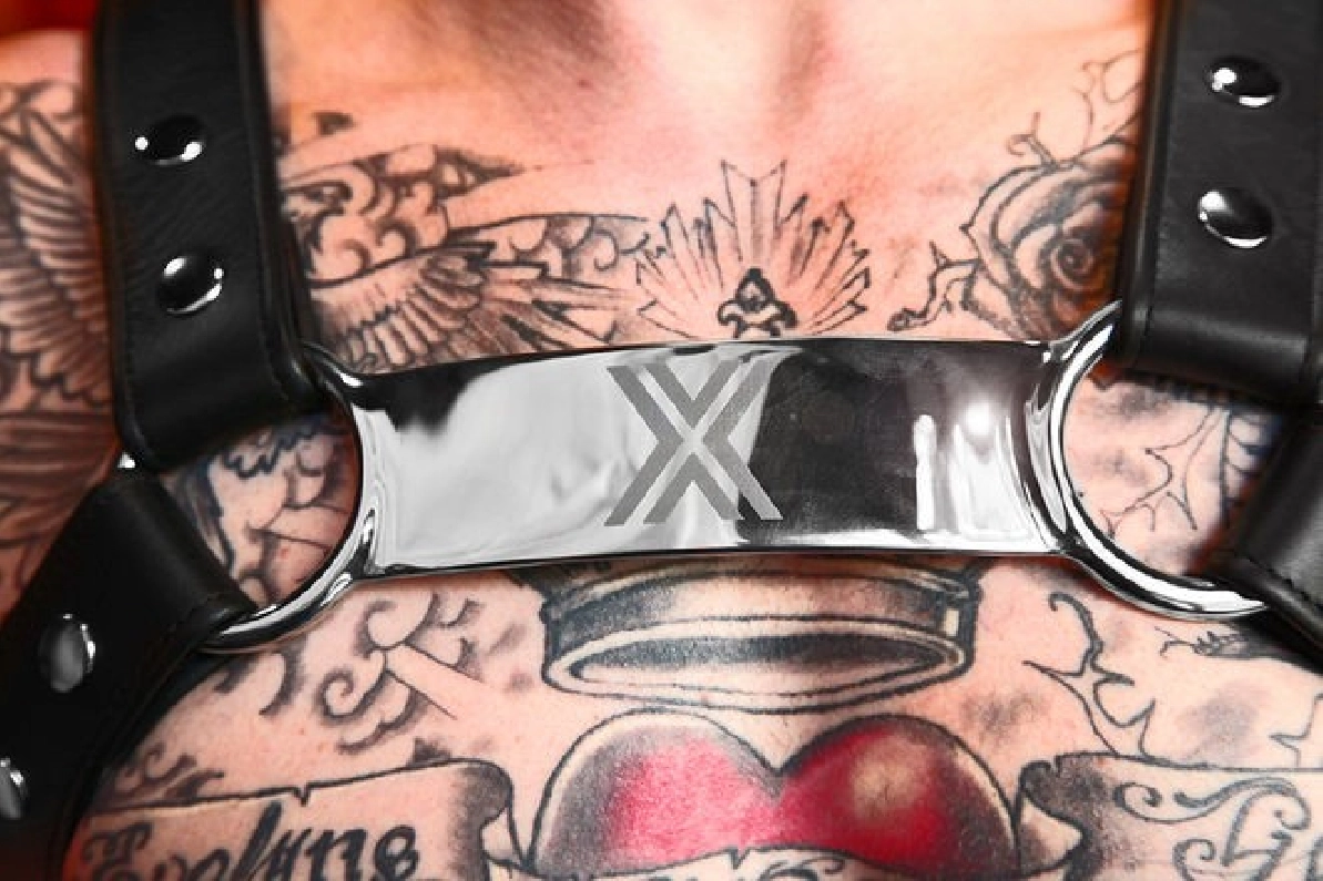 ATTACHE-HARNAIS ACIER GRAVEE