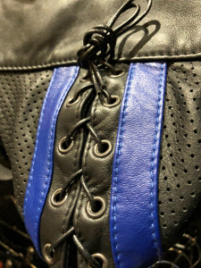 JOCK-STRAP CUIR NOIR/GRIS PERFORE A LACET
