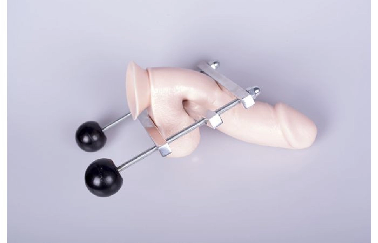 ECRASE COUILLES ET QUEUE