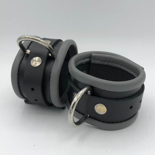 MENOTTES POUR POIGNETS EN CUIR IEM – NOIRES