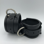 MENOTTES PIEDS IEM EN CUIR LISERES COULEUR NOIR