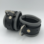 MENOTTES PIEDS IEM EN CUIR LISERES COULEUR NOIR