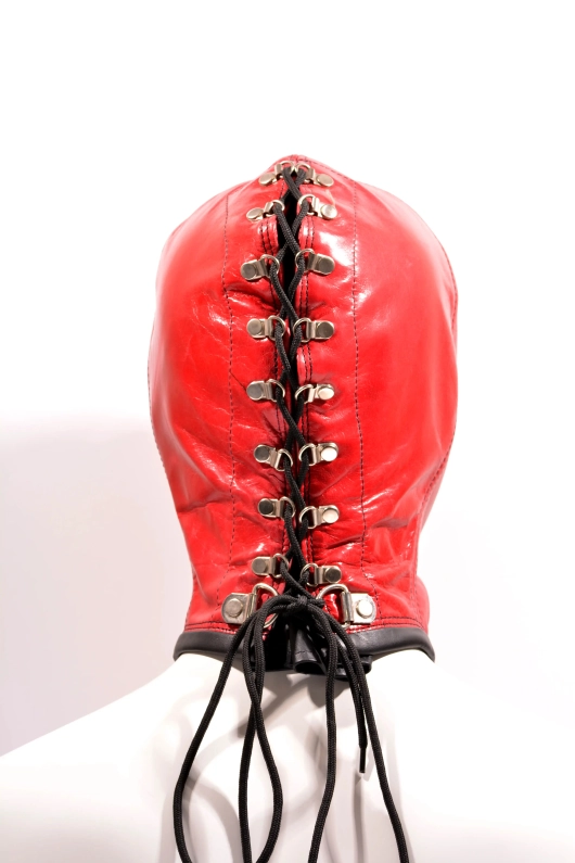 CAGOULE IEM EN CUIR AVEC CACHE-YEUX ET BOUCHE – ROUGE